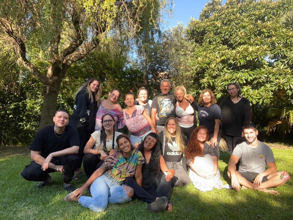 Grupo de participantes sonriendo